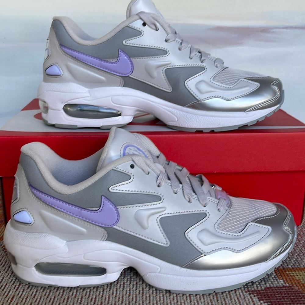 NIKE WMNS AIR MAX2 LIGHT SE
VAST GREY/PURPLE AGATE
Sneakers Athletic 
CJ7981 001